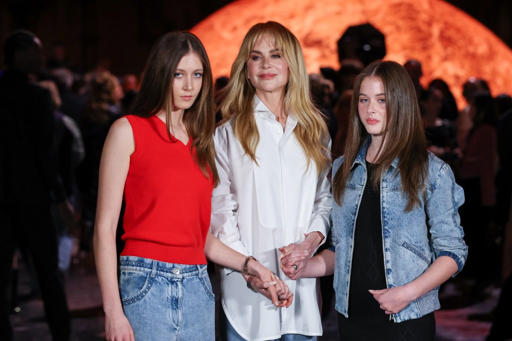 Nicole Kidman with her daughters