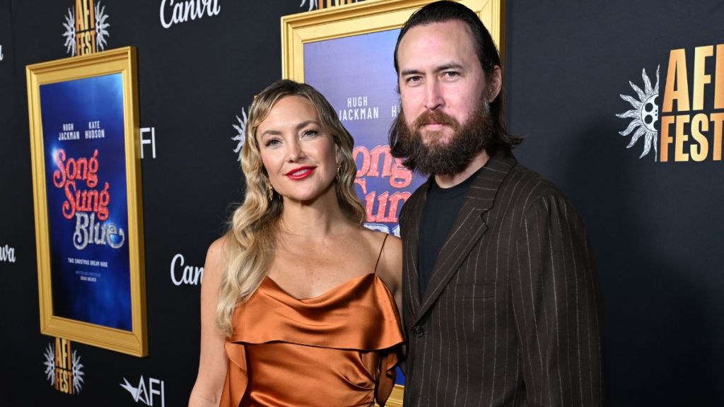 Kate Hudson Makes Surprise Red Carpet Appearance With Fiancé