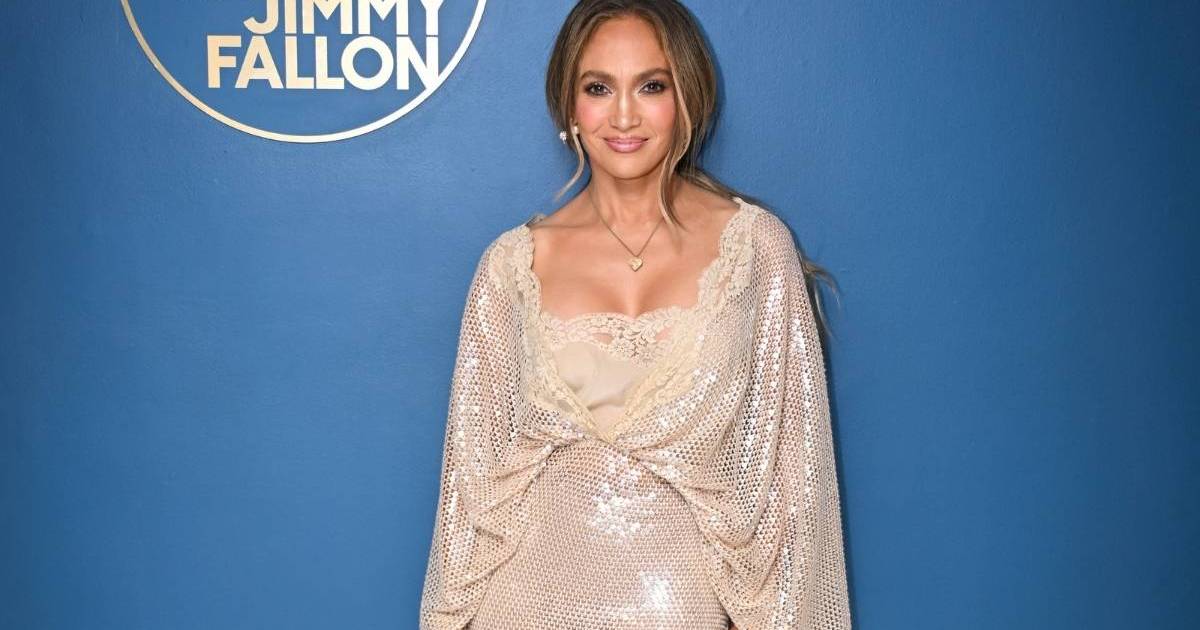 Photos: Jennifer Lopez ‘Shuts the Studio Down’ in Daring Jimmy Fallon Show Look