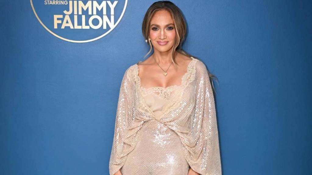 Photos: Jennifer Lopez ‘Shuts the Studio Down’ in Daring Jimmy Fallon Show Look