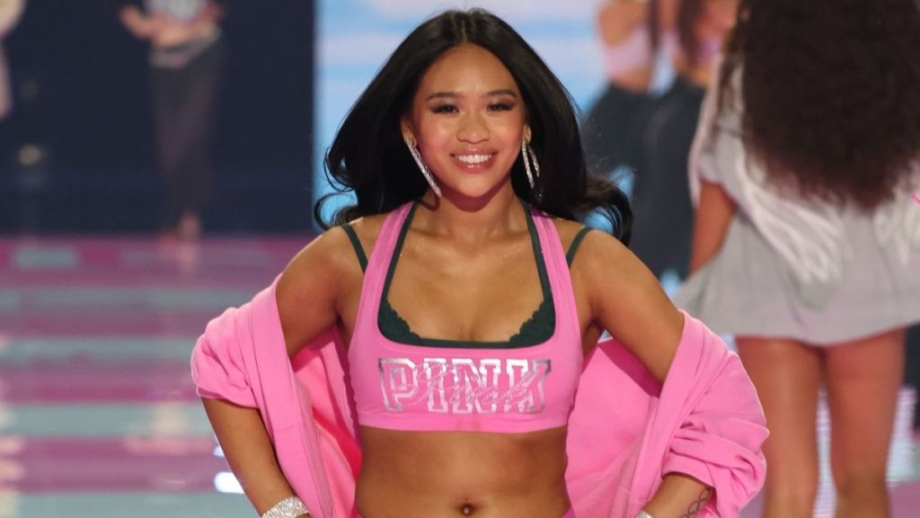 Fans Left 'Screaming' For Suni Lee in Pink Sports Bra & Tiny Shorts Look