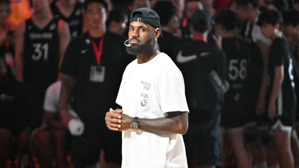 Fans React to LeBron James' Pizza Eating Tactic