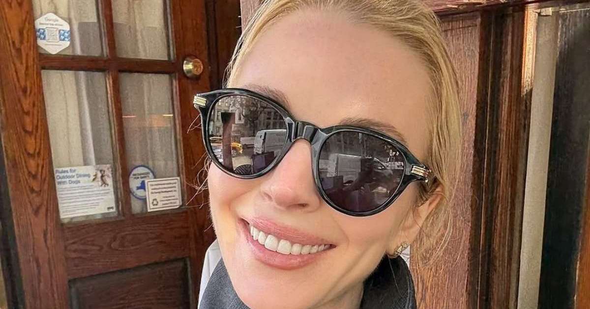Lindsay Lohan Turns Heads With Chic Sunglasses Selfie