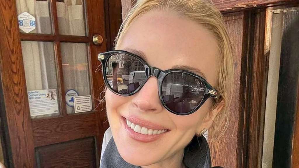 Lindsay Lohan Turns Heads With Chic Sunglasses Selfie