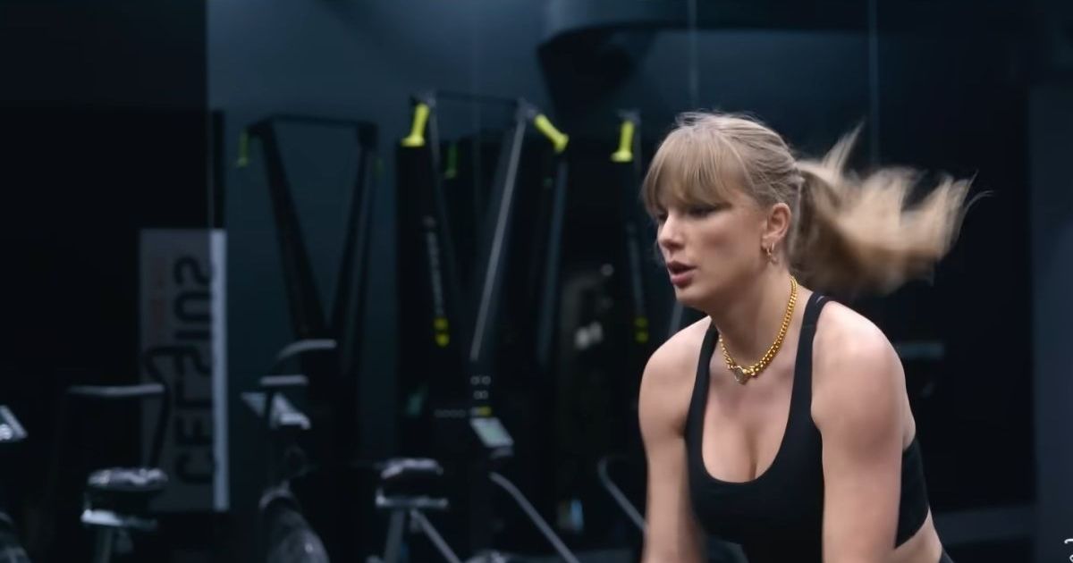 Fans Go Wild After Seeing Taylor Swift Workout in Chunky Gold Chain & Tank Top
