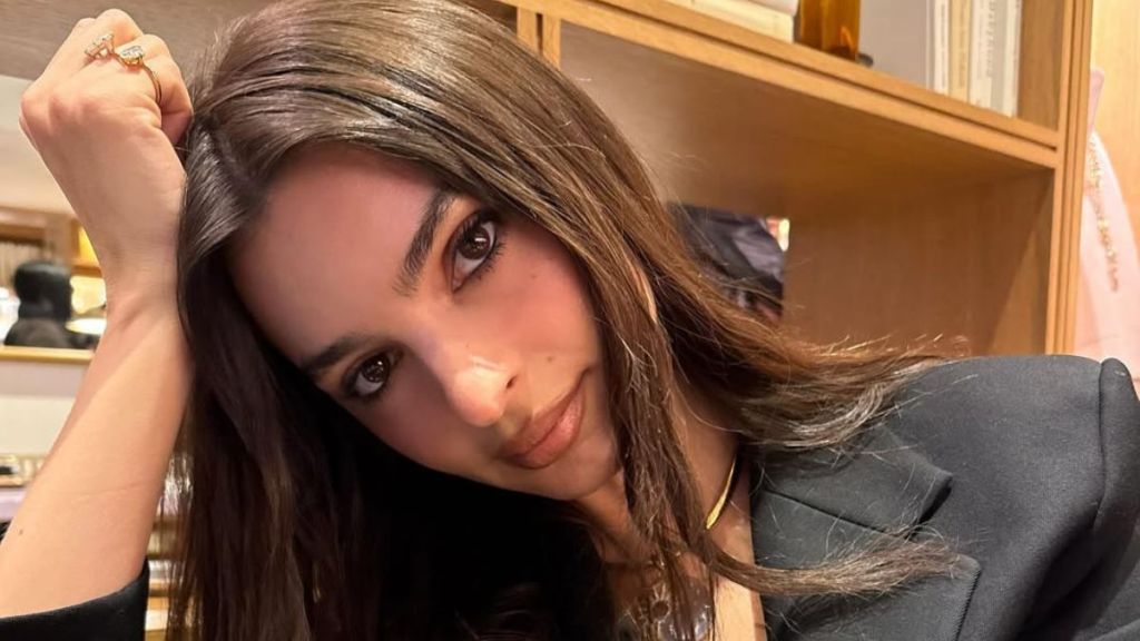 Emily Ratajkowski’s Steamy Bathroom Photos Make Hollywood Sweat