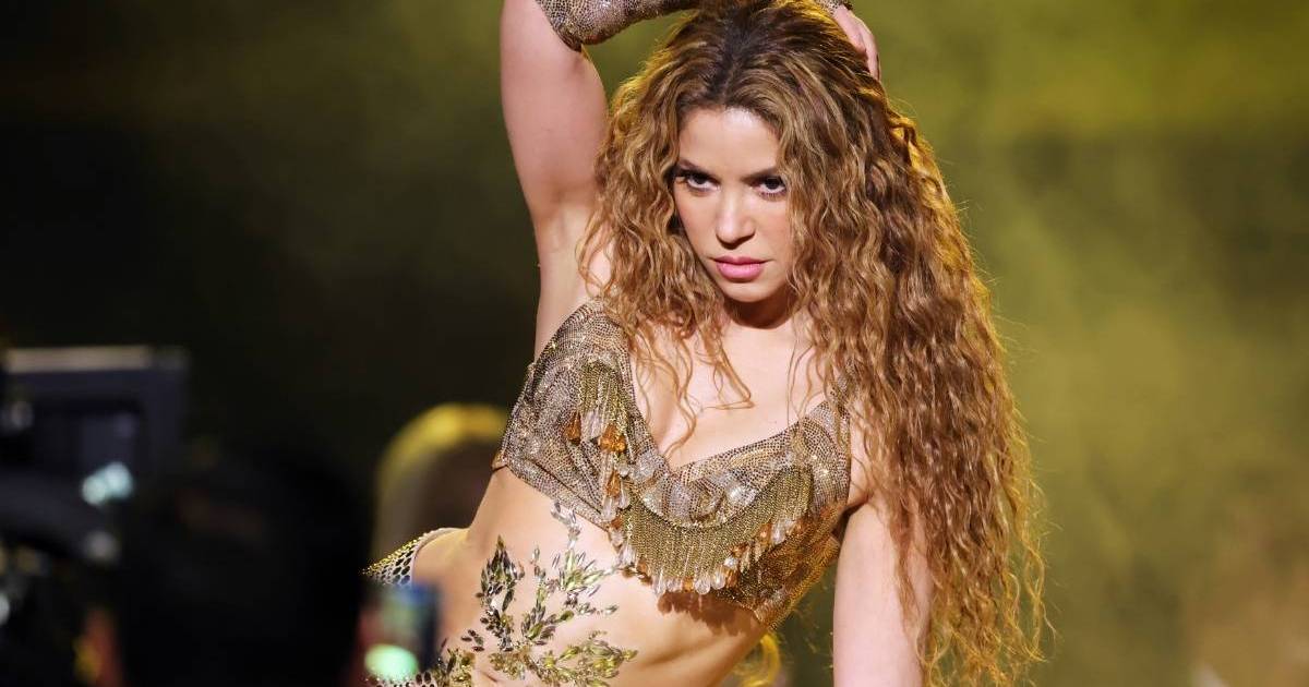 Photos of Shakira Posing While She Tattoos a Model’s Back Need to Be Seen