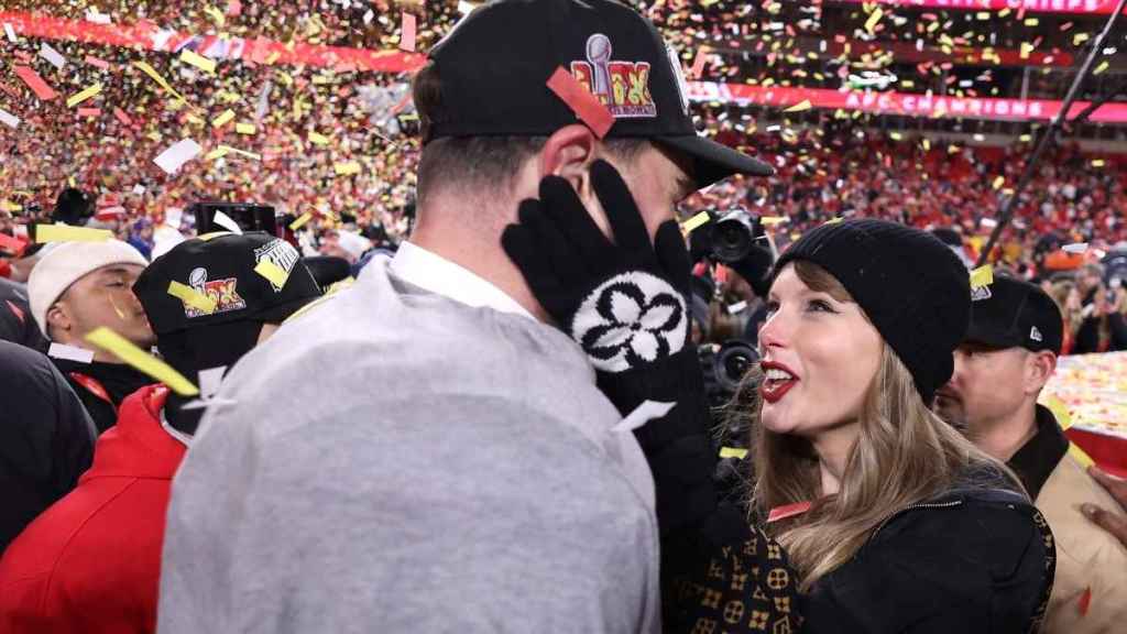 Taylor Swift Spotted in Mini-Shorts During Travis Kelce Date