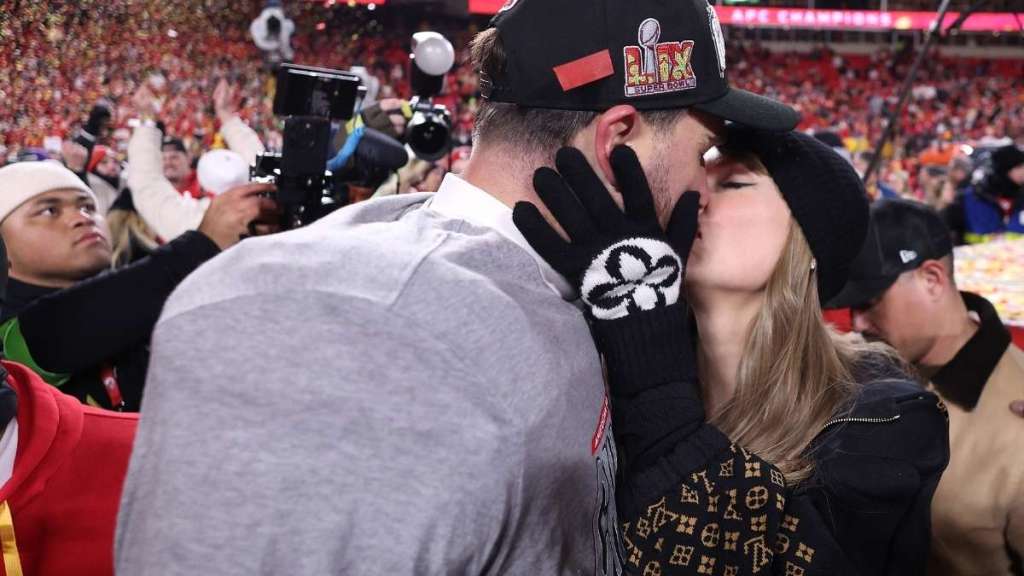 Taylor Swift Rocks Mini-Skirt on Date Night With Travis Kelce