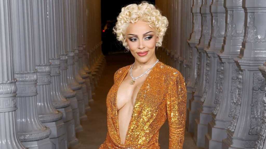 Doja Cat Nails Retro Glam With New Blonde Hairstyle
