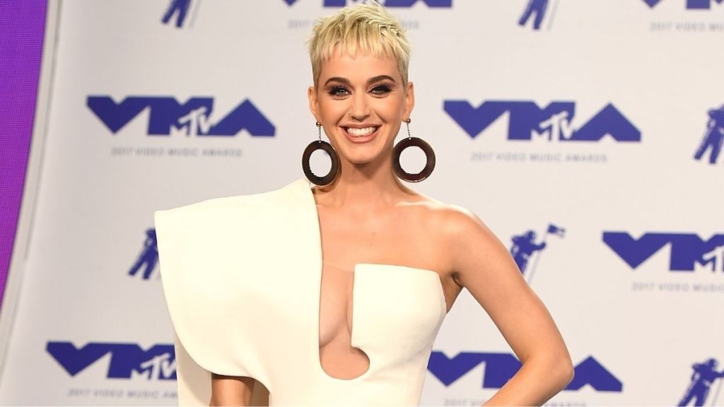 Katy Perry Steals the Show in Bold High-Slit Ensemble