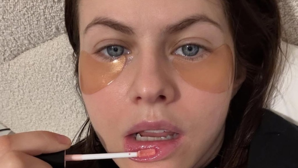 Alexandra Daddario's Lipgloss Moment Will Grab Your Attention