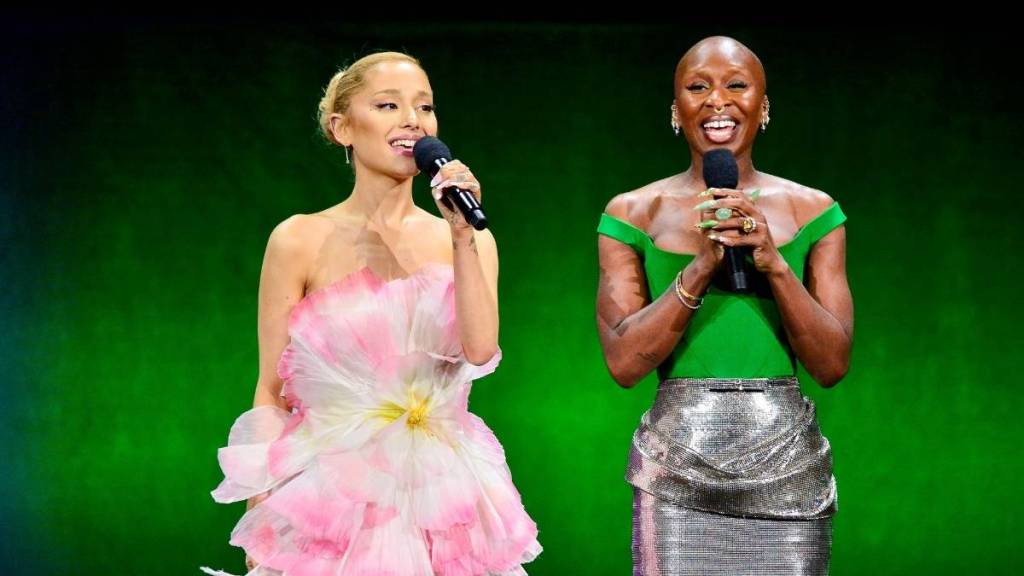 Ariana Grande & Cynthia Erivo (1)