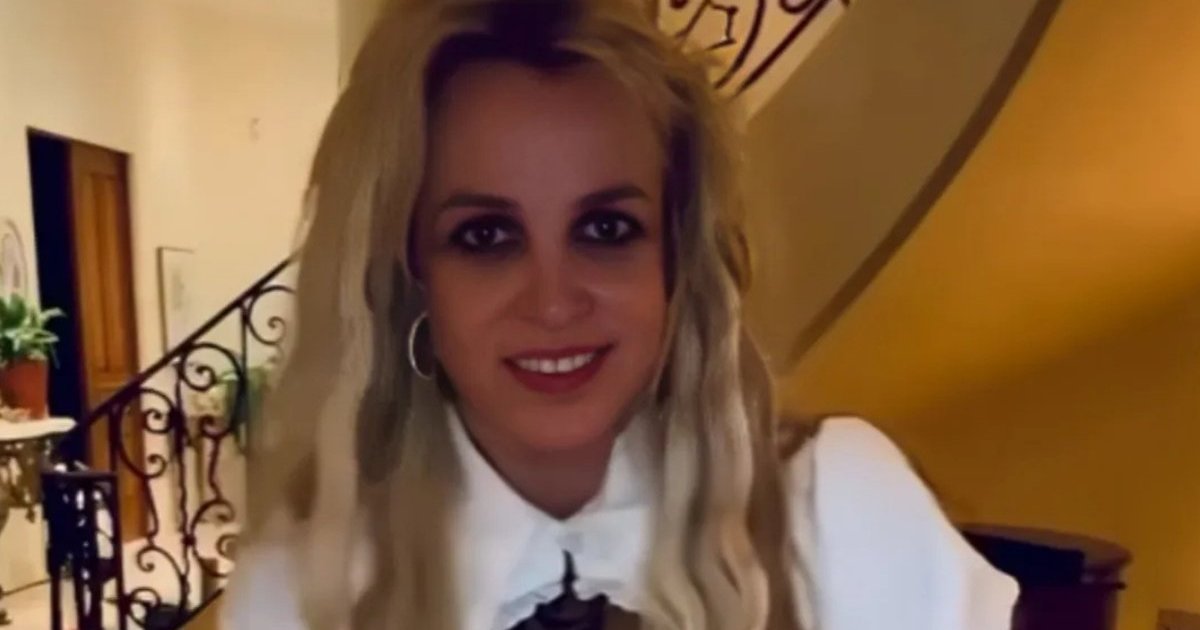Britney Spears Flaunts Her Legs in White Dress
