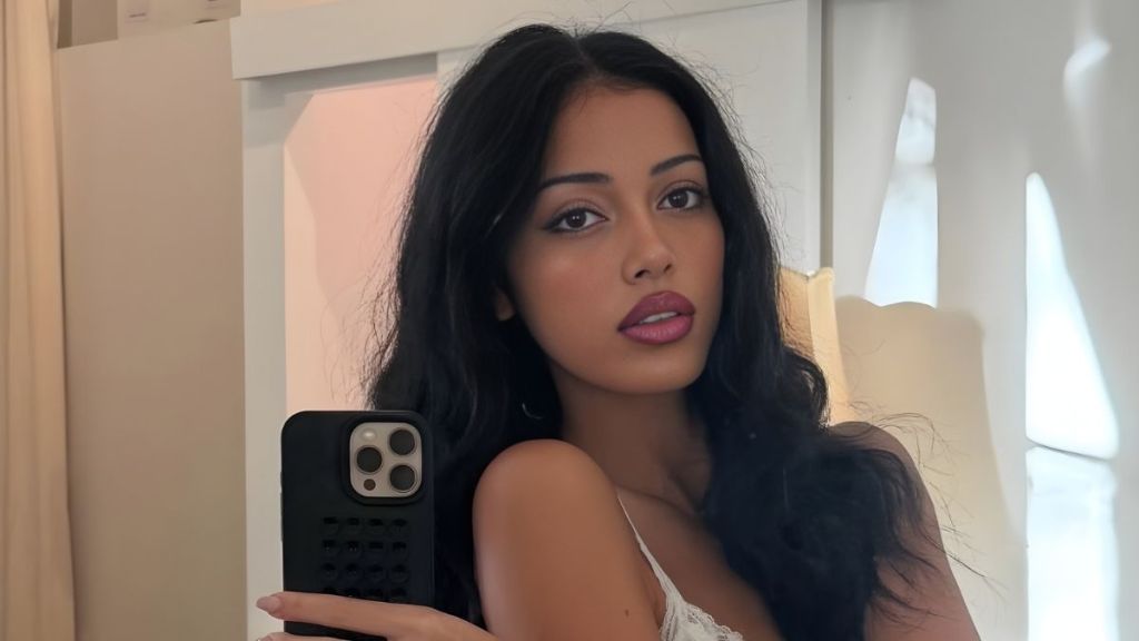 Model Cindy Kimberly's Lace Bodysuit Photos Are So 'Sexy'