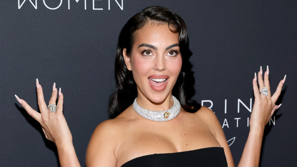 Cristiano Ronaldo's Fiancée Turns Heads As She Poses In Bed