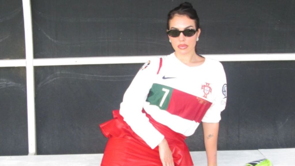 Cristiano Ronaldo's Fiancee Wows in Red Leather Skirt