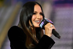 Lisa Barlow at BravoCon holding up a microphone