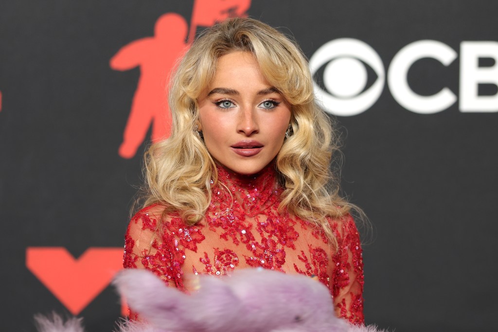 Sabrina Carpenter Alice in Wonderland