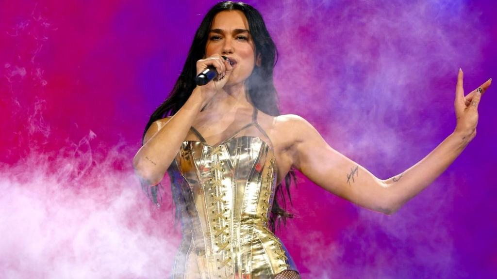 Photos: Dua Lipa's Bustier Corset Look Is 'Too Cute'