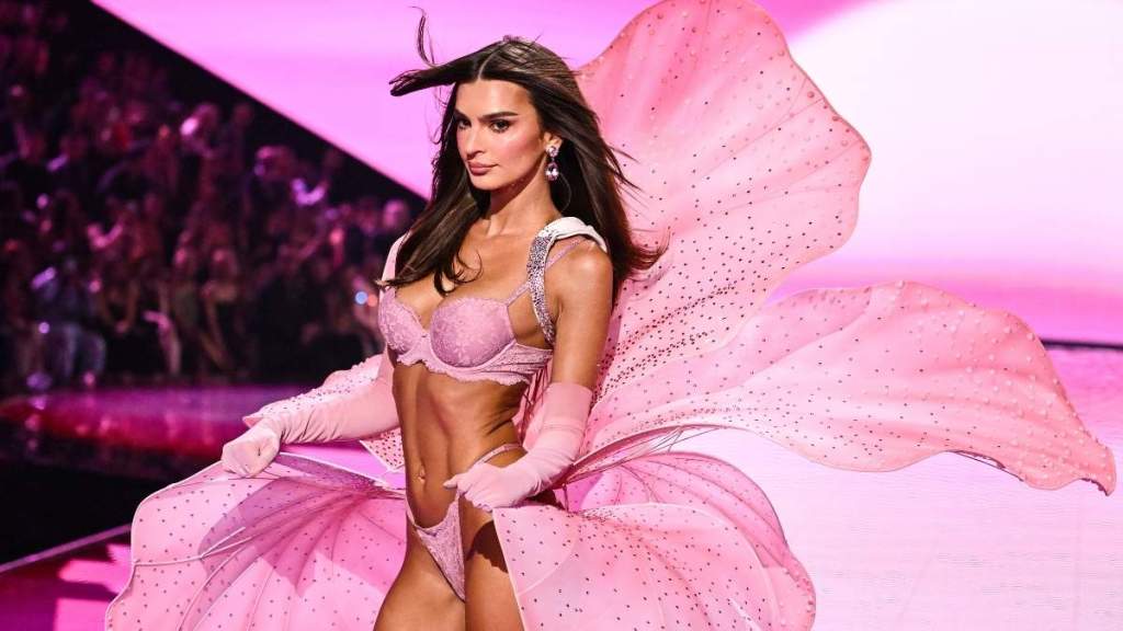 Emily Ratajkowski Is Holiday Season Ready in Red Lacy Lingerie