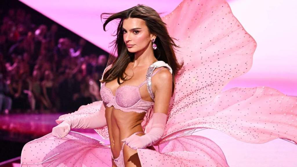 Emily Ratajkowski's Lounge Lingerie Is as Comfy as It Gets