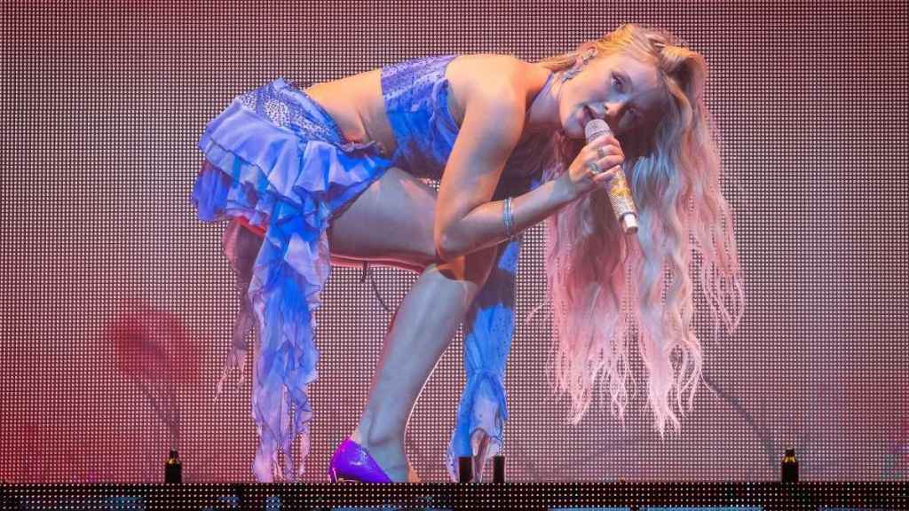 Zara Larsson's Stunning Eye Makeup Is So 'Midnight Sun'-Coded