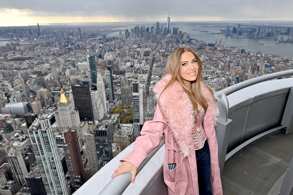 Cast of "The Secret Lives of Mormon Wives" Visit the Empire State Building
