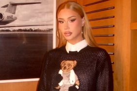 Iggy Azalea Wearing Mini-Skirt Is Impossible to Ignore Iggy Azalea Turns Heads in Mini-Skirt