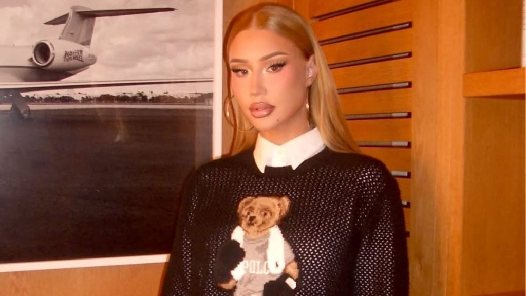 Iggy Azalea Wearing Mini-Skirt Is Impossible to Ignore Iggy Azalea Turns Heads in Mini-Skirt