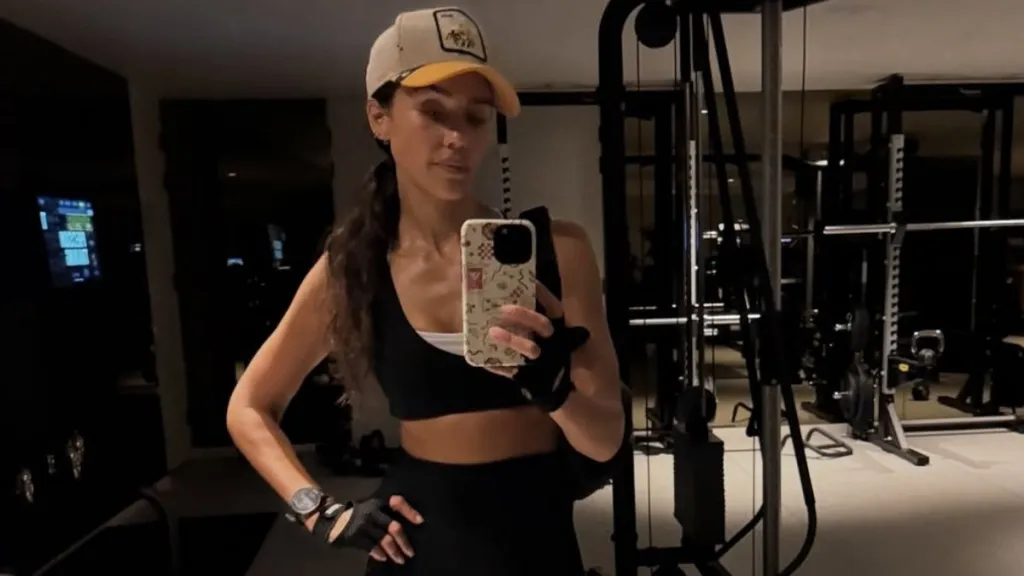 Jessica Alba in Sports Bra Look Deserves Second Glance