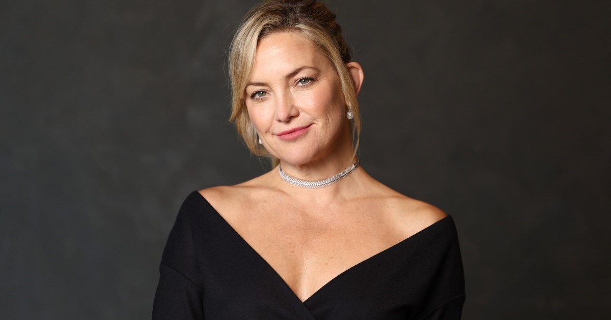 Kate Hudson’s Long Dress & Bed Pose is Perfect Combination