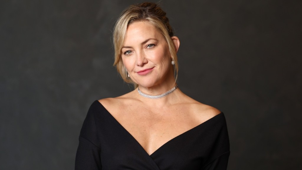 Kate Hudson's Long Dress & Bed Pose is Perfect Combination