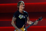 Keith Urban Sings During First Award Show Appearance Amid Split