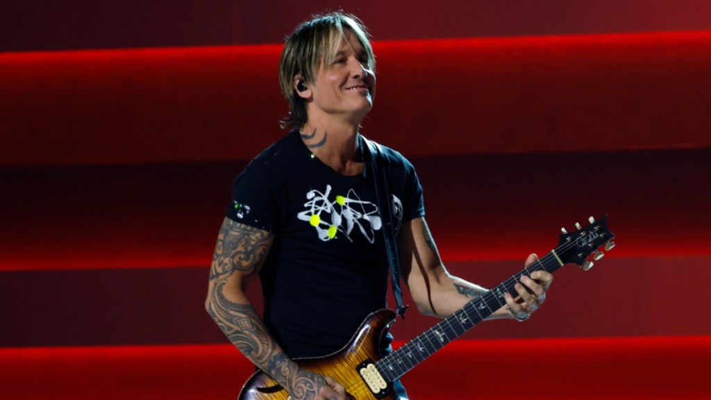 Keith Urban Sings During First Award Show Appearance Amid Split