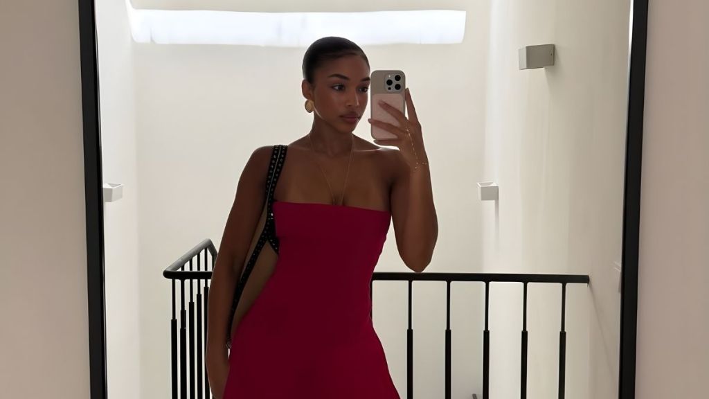 Lori Harvey's Bathrobe Photos Doing Makeup Are '2die4'