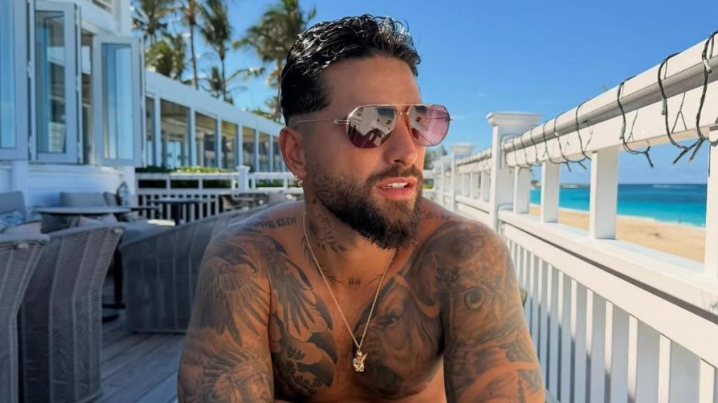 Maluma Flaunts His Abs in Shirtless Look