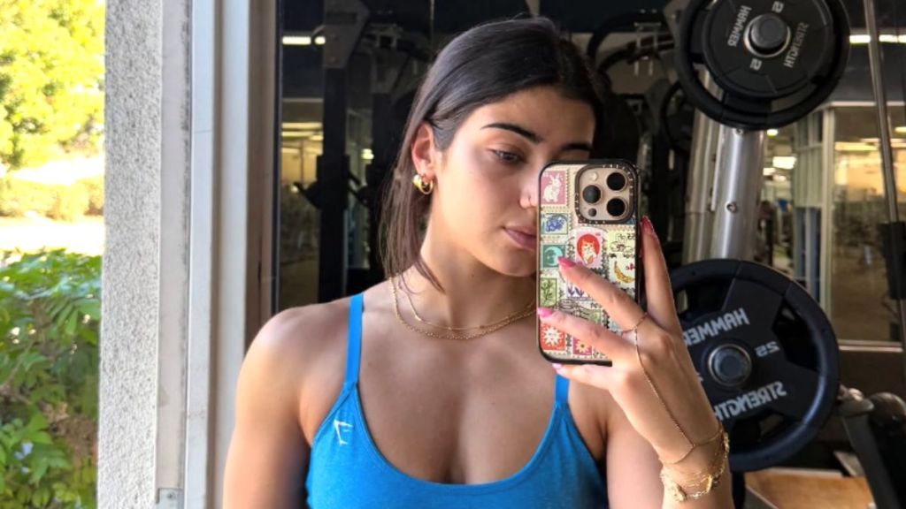 Sara Saffari's Toned Bra Steals the Spotlight in Bra Look