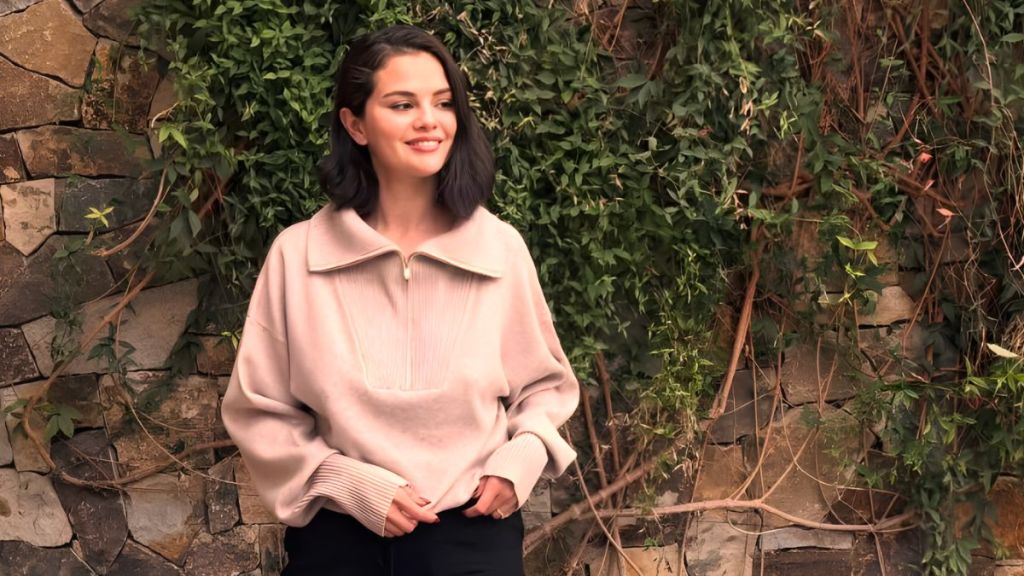Selena Gomez Wearing Mini-Shorts Is Must See
