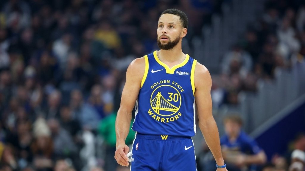 Fans React to Step Curry's 'Shooting the Moon' Billboard