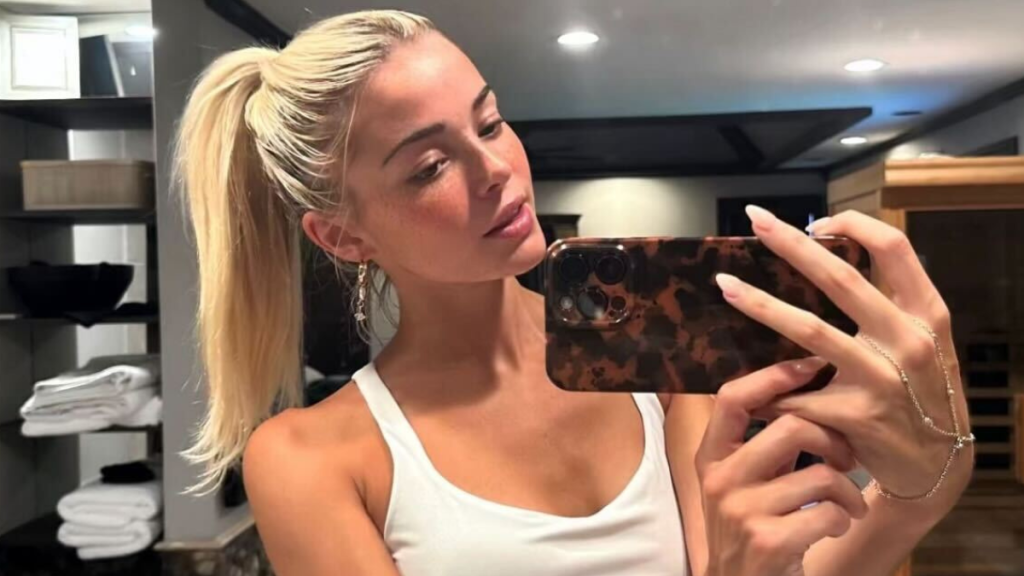 Livvy Dunne's Tank Top Fits Her Like a Glove in Selfie