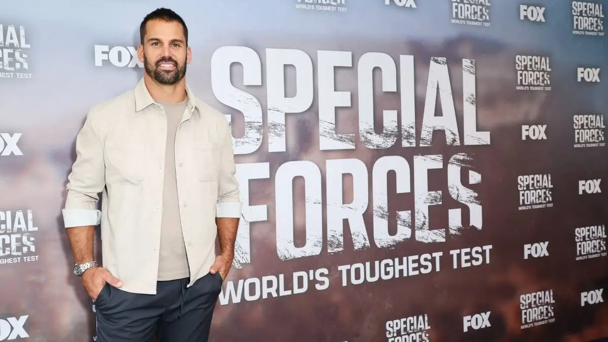 Minnesota wide receiver Eric Decker (7) sits on the trainer's table after  getting stitches in his chin from a hit during the first half of a NCAA  football game against California, Saturday,, image size:1200x675
