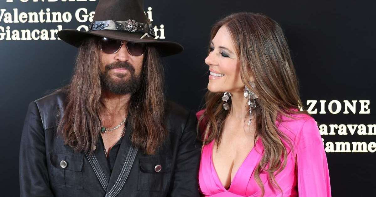 Elizabeth Hurley & Billy Ray Cyrus Don’t Talk ‘Daily’ — Source