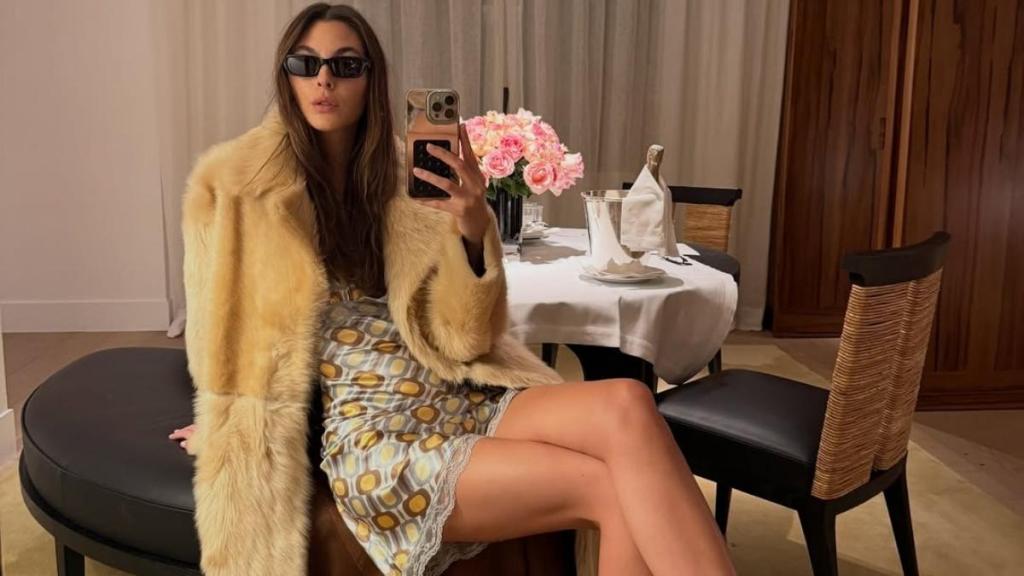 Leonardo Dicaprio’s Girlfriend Poses in Bikini Briefs in Beach Photo