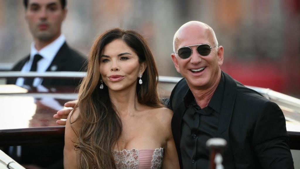 Jeff Bezos' Wife Gets a Nod From Anna Wintour Amid Met Gala Controversy