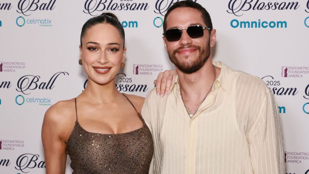 Pete Davidson's Pregnant Girlfriend in Pain & Cannot Walk