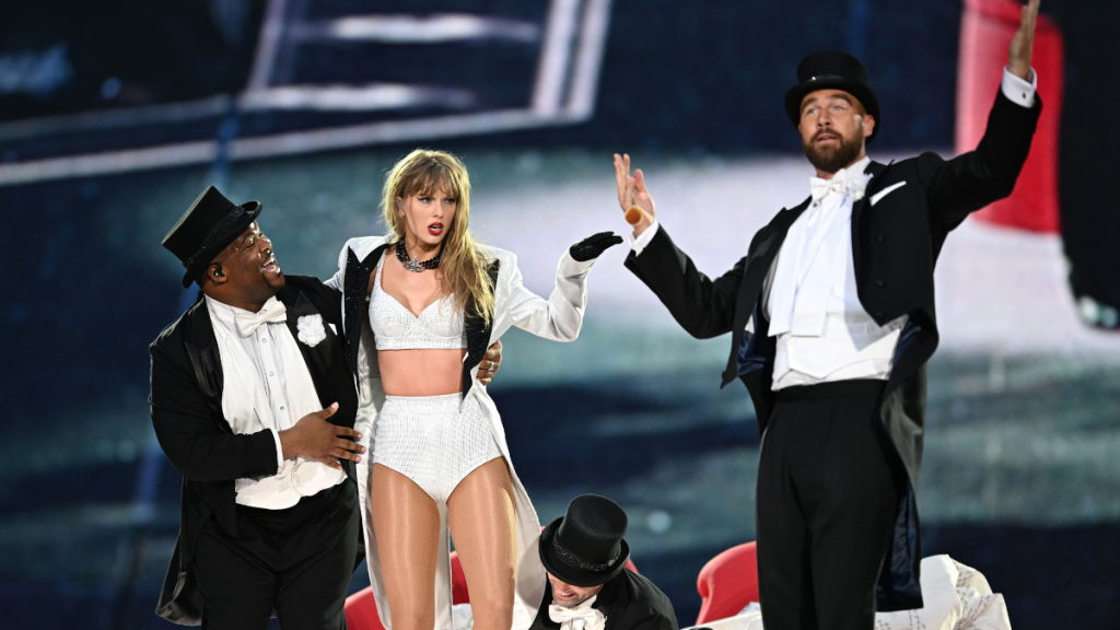 What Taylor Swift's Mom 'Adores' in Travis Kelce — Source