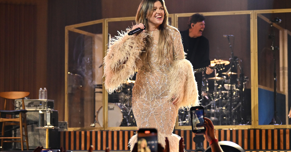 Kelly Clarkson Handles Wardrobe Malfunction at Concert Like…