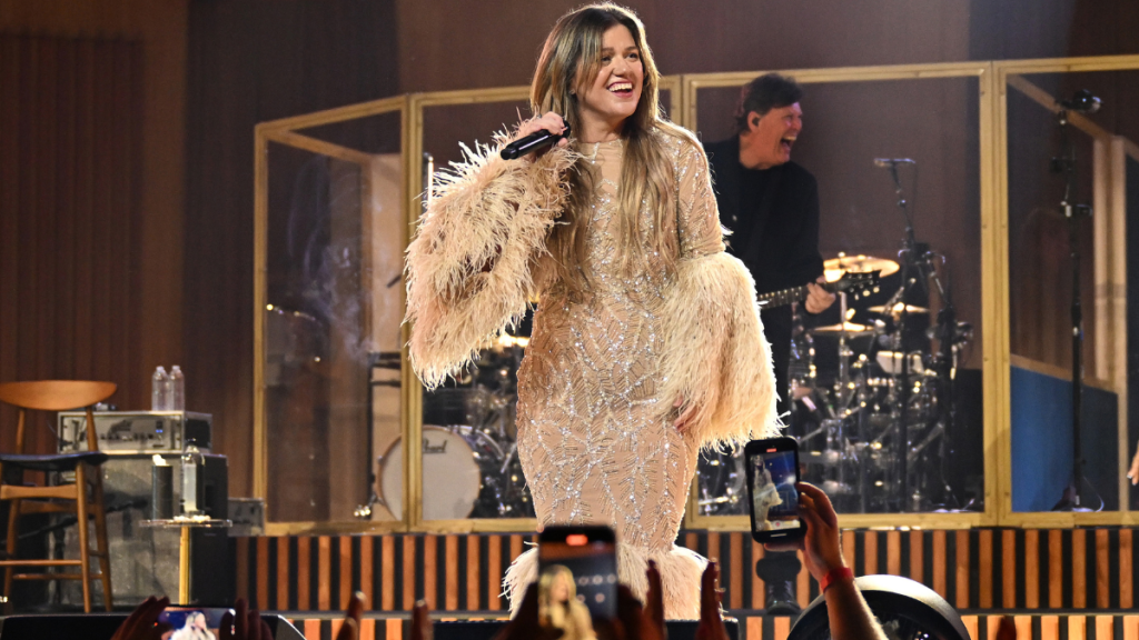 Kelly Clarkson Handles Wardrobe Malfunction at Concert Like a Pro