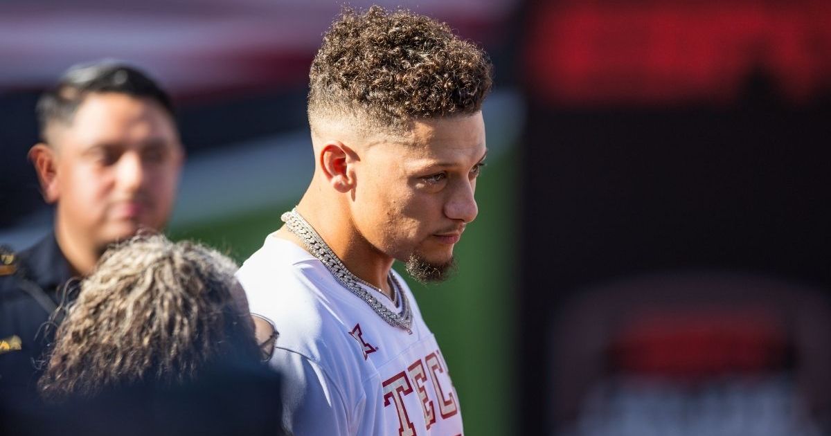 Patrick Mahomes’ Thanksgiving Turkey-Eating Method Earning the ‘Nasty’ Title